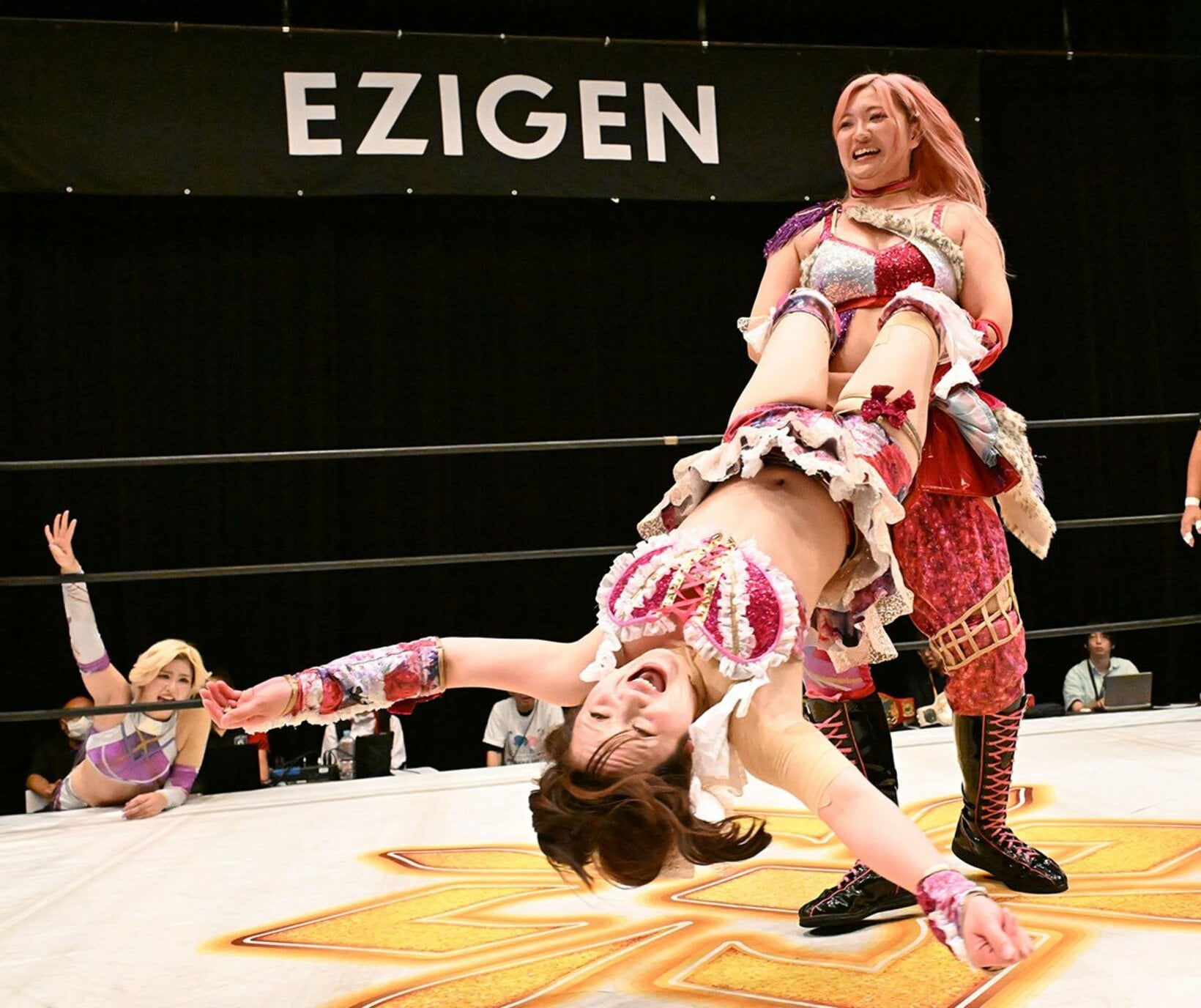 南小桃(下)をジャイアントスイングでぶん回す後藤智香