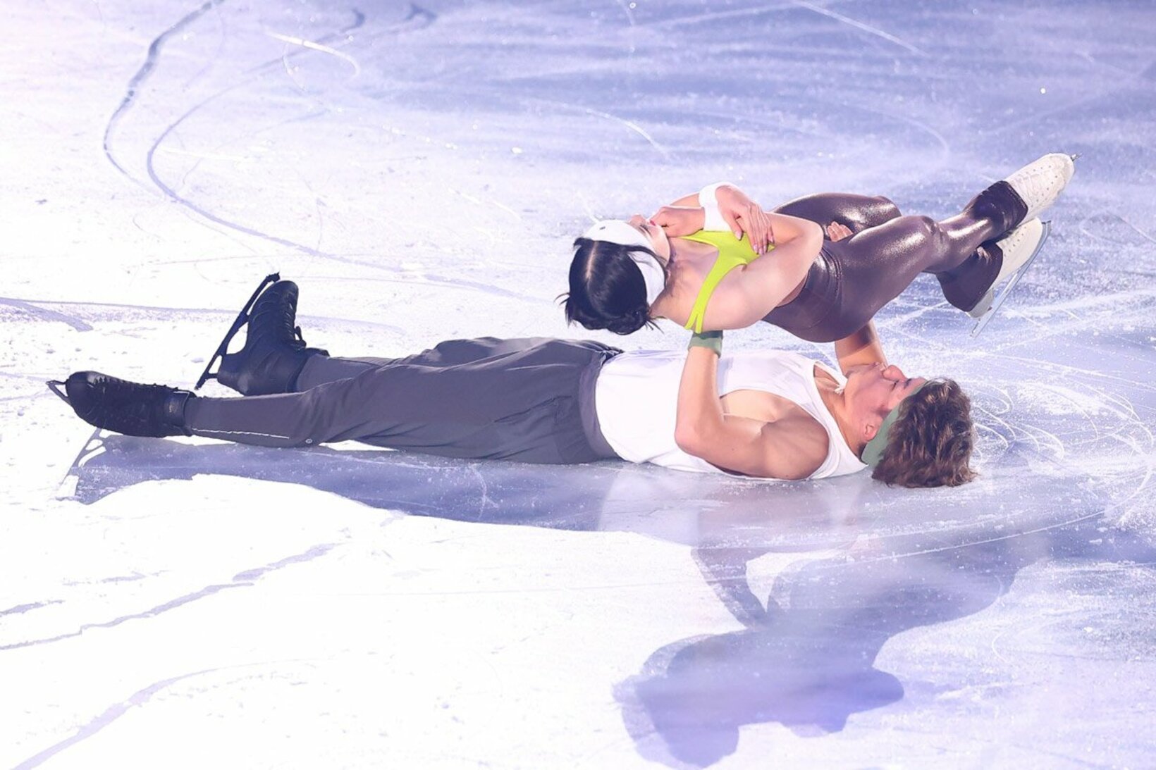 長岡柚奈（上）を持ち上げる森口澄士