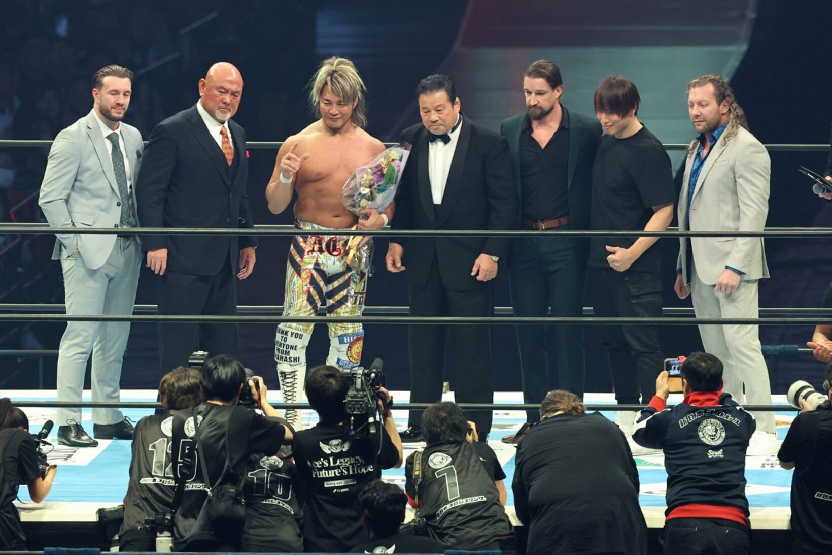 左からウィル・オスプレイ、武藤敬司、棚橋弘至、藤波辰爾、ジェイ・ホワイト、飯伏幸太、ケニー・オメガ