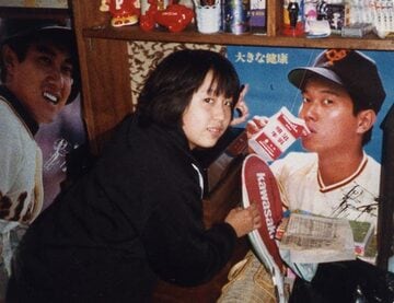 ポスターの中の原選手と一緒に写った高校生時代の柳沢