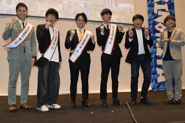 「学祭キング」発表イベントに登場した「さや香」ら