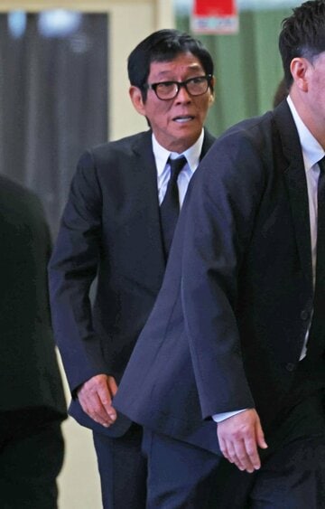 中村玉緒さん葬儀に出席するさんま