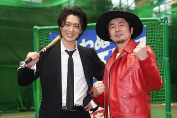 新曲披露の場で増子（右）と