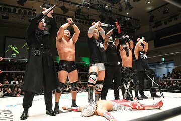 T２KX入りし、アレハンドロ(下)を踏みつけるカイ・フジムラ