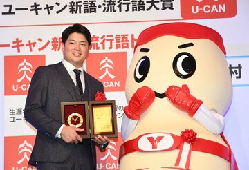 村上宗隆とヤクルトマン(右)