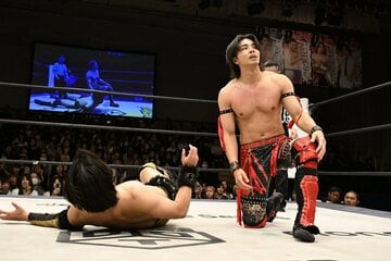 復帰戦で勝利した武知海青（右）
