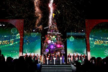 ソウル市庁広場に設置されたクリスマスツリー（ロイター）