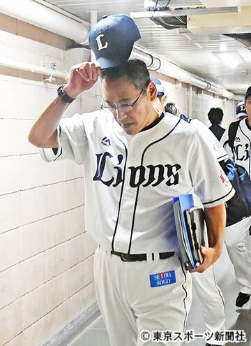  引き揚げる小野和義投手コーチ