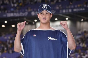 ３勝目をあげヒーローインタビューに登場したヤクルト・高橋
