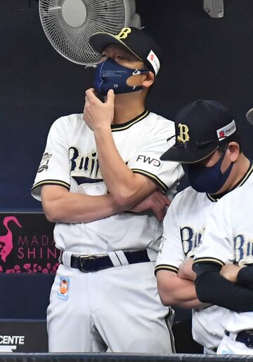  試合を見守る中嶋監督（東スポWeb）