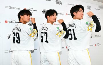 今年３月、仲田慶介(左)、川村友斗(右)とともに支配下登録された