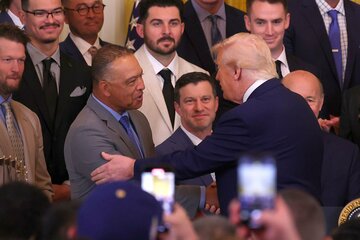 トランプ大統領（右）と握手を交わすロバーツ監督