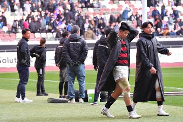 試合後、引き上げる早稲田大学・矢崎由高（右から２番目）