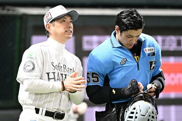 この日は白強調のユニホームで試合に臨んだソフトバンクの小久保監督(左)