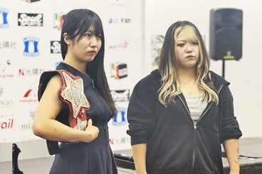 会見で舌戦を繰り広げた玖麗さやか（左）と鈴季すず