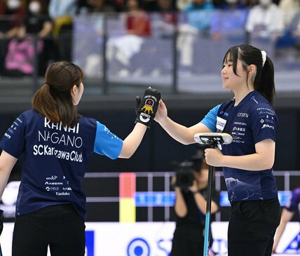 金井亜翠香(左)とハイタッチをするSC軽井沢クラブの川田亜依(©JCA/H.IDE)