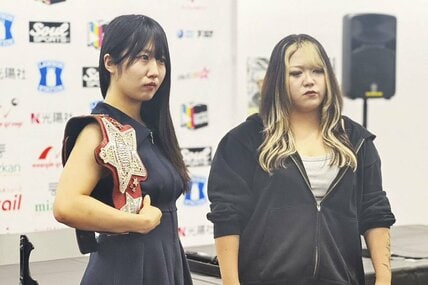 会見で舌戦を繰り広げた玖麗さやか（左）と鈴季すず