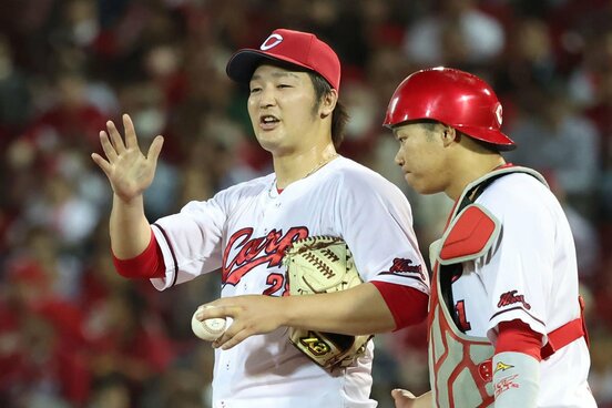 降板する８回まで、阪神打線を抑えた広島・床田寛樹(左)