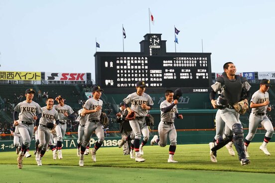 アルプスへの勝利の報告を終えた仙台育英ナイン