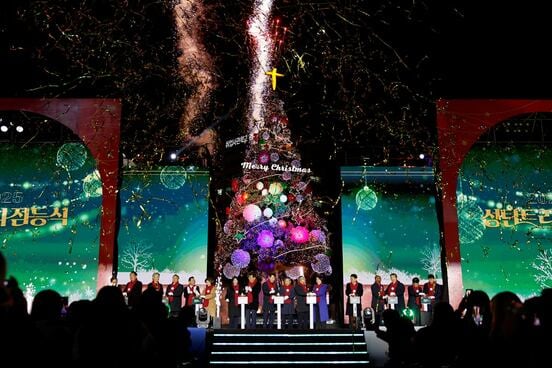 ソウル市庁広場に設置されたクリスマスツリー（ロイター）