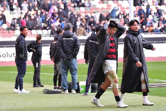 試合後、引き上げる早稲田大学・矢崎由高（右から２番目）