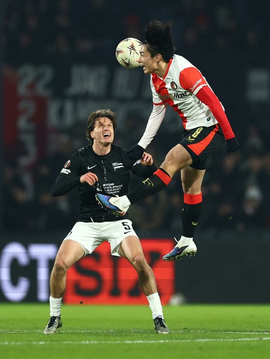 フェイエノールトの上田綺世（右、ロイター）