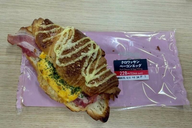 渡辺氏がクオリティーを高評価したセブンの「クロワッサン ベーコンエッグ」(税込み246円、渡辺氏提供)