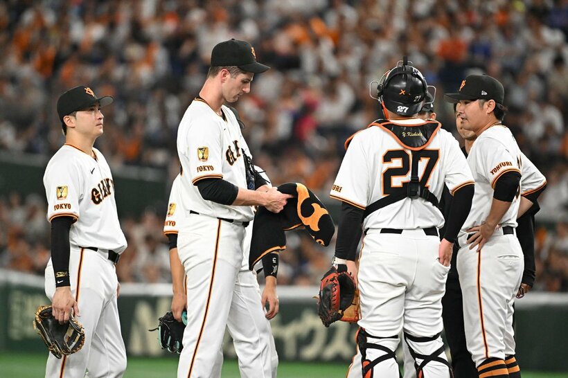 １回表、グリフィン（中）のピンチに駆け寄る巨人ナイン