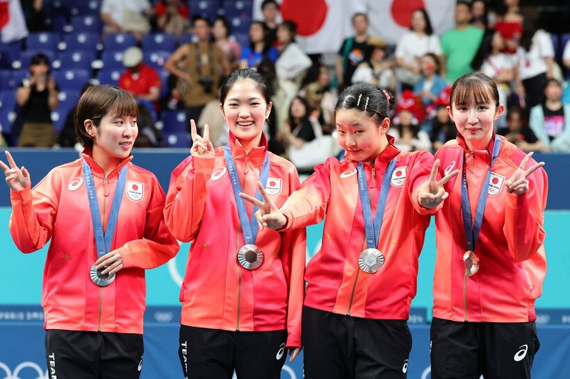 銀メダルに笑顔の(左から)平野美宇、木原美悠、張本美和、早田ひな