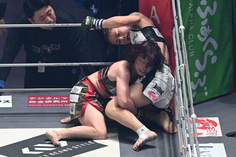 大島沙緒里に攻め込まれるケイト・ロータス