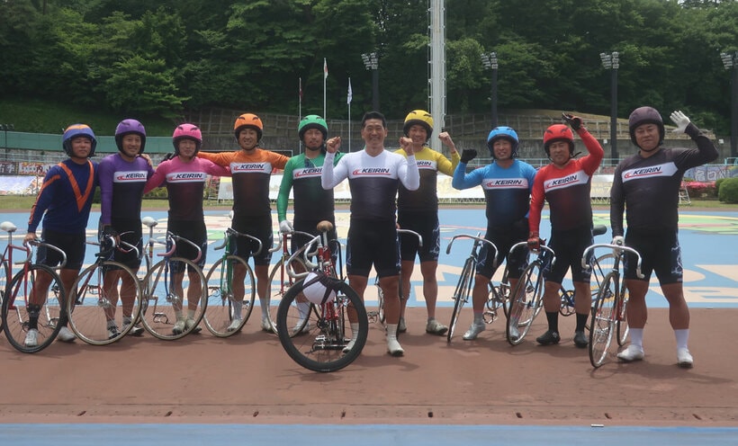 エキシビジョンレース〝連覇〟を達成した神山雄一郎氏（中央）