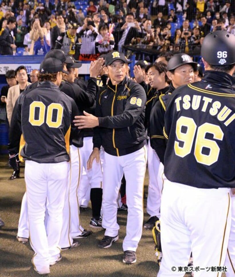  試合に勝ちナインを迎える矢野監督