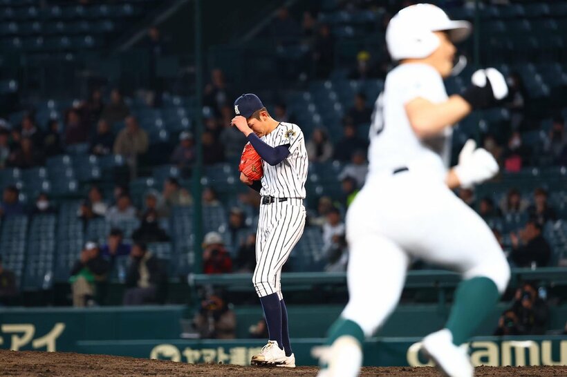 8回、３ランを浴びた九州国際大付・岩見