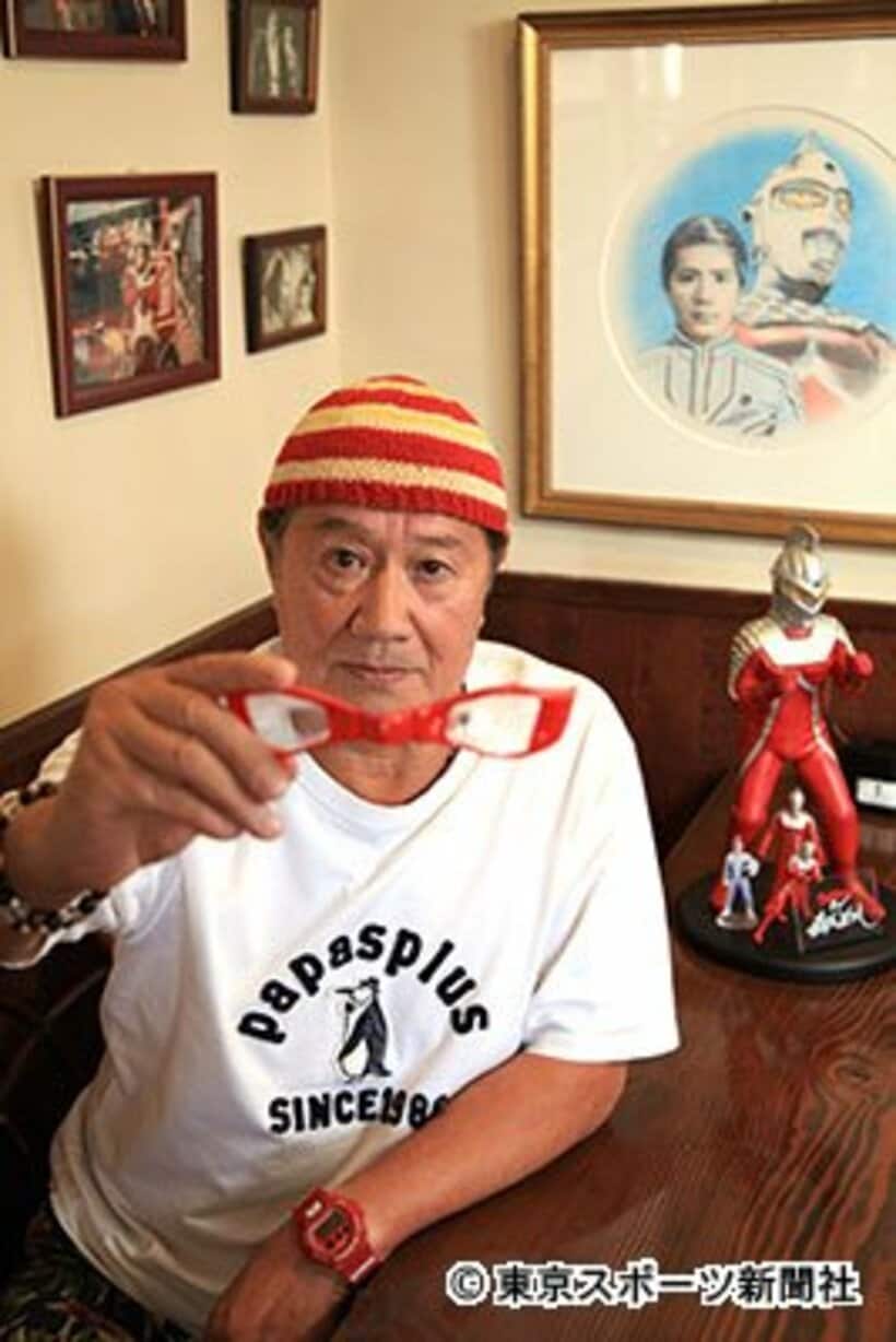 ウルトラアイをかざし、「セブンは現代の日本だ！」と熱く語った森次