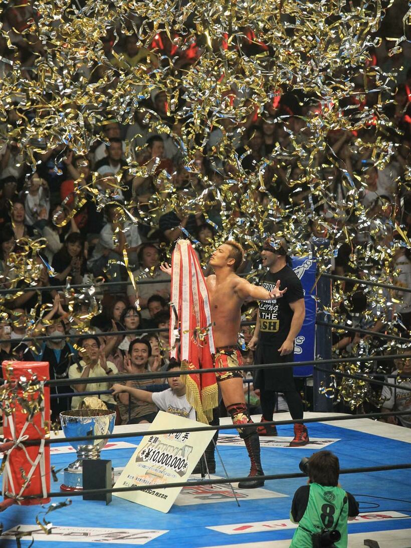  初制覇で得意のポーズを決めるオカダ。本物の「レインメーカー」となった（東スポWeb）