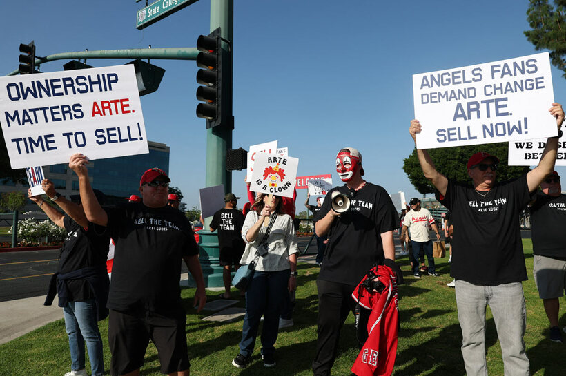 モレノオーナーに球団売却を訴えるエンゼルスファン（ロイター）