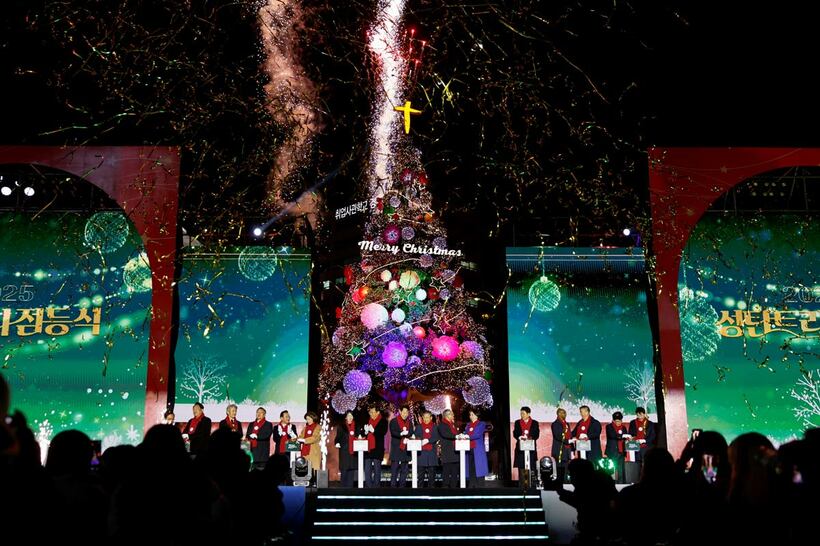 ソウル市庁広場に設置されたクリスマスツリー（ロイター）