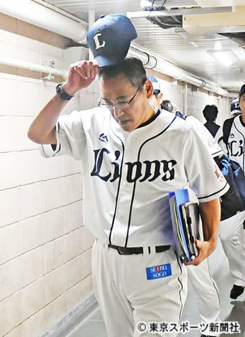  引き揚げる小野和義投手コーチ