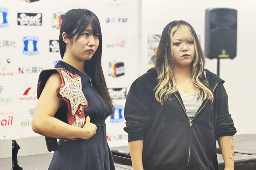 会見で舌戦を繰り広げた玖麗さやか（左）と鈴季すず
