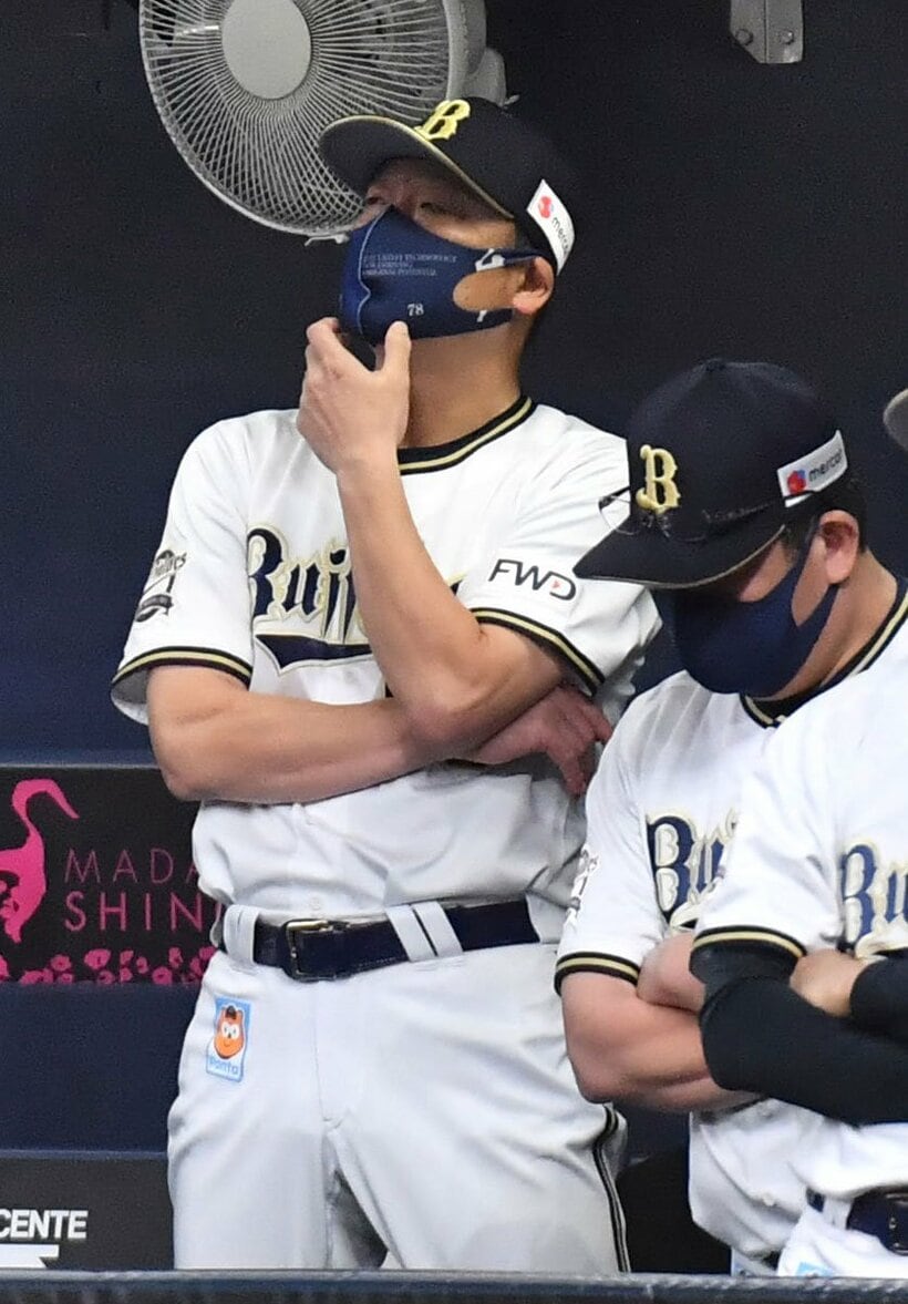  試合を見守る中嶋監督（東スポWeb）