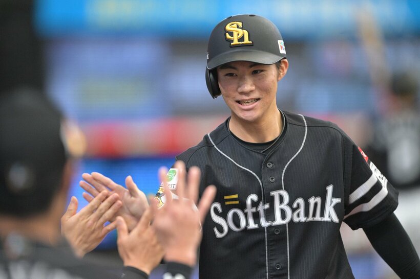 周東の同点タイムリーで生還した庄子雄大