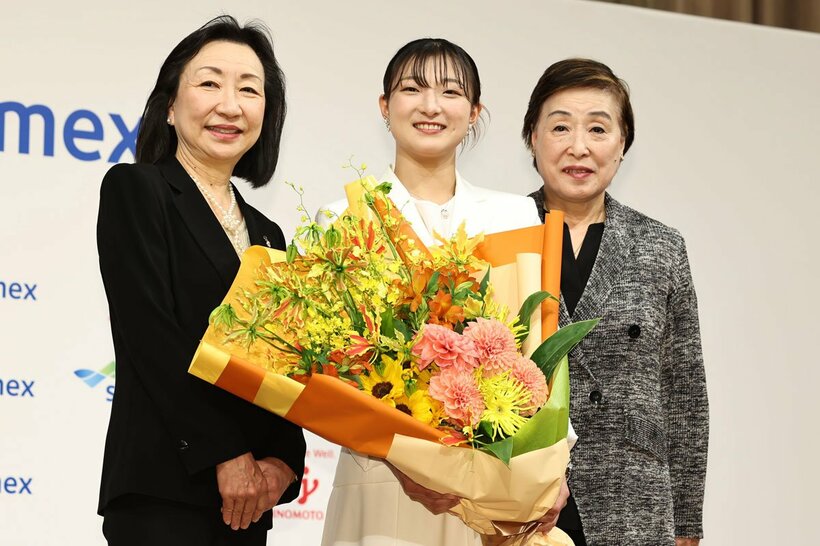 （左から）グレアム充子コーチ、坂本花織、中野園子コーチ