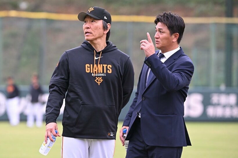 松井新監督(左)と話す巨人・高橋由伸新ヘッドコーチ