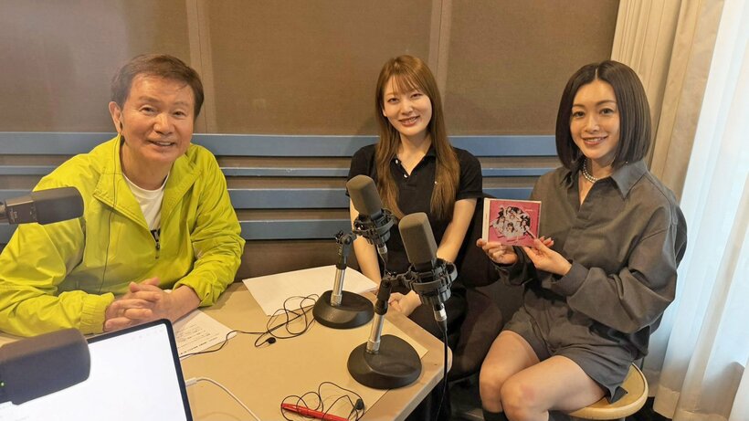 森田健作(左)の番組に出演した風吹ケイ(中)とアシスタントの酒井法子