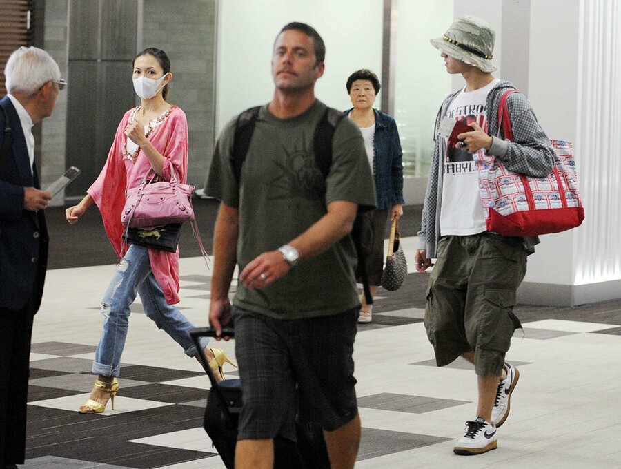 田口淳之介(右)とハワイ旅行に向かう小嶺麗奈(2009年)