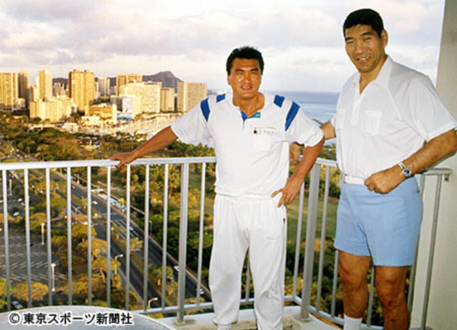  ハワイの馬場さん（右）のマンションで輪島さんはダイヤモンドヘッドを背にポーズを決めた（８６年４月）