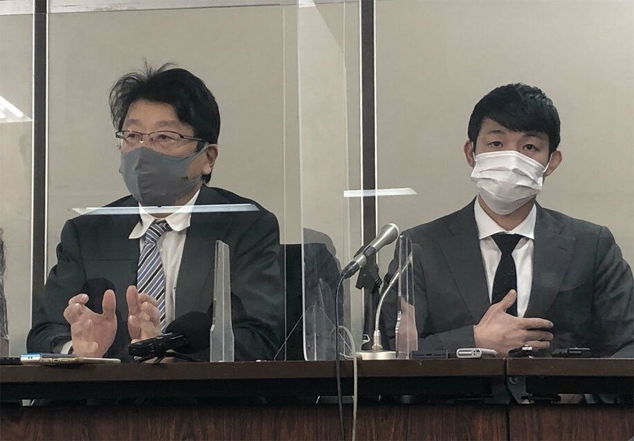  ２月、控訴審判決で勝訴し会見する亀田興毅（右）と北村晴男弁護士（東スポWeb）