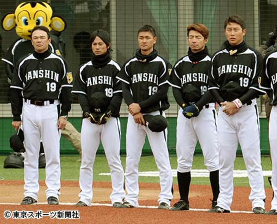 故・西村幸生氏の背番号「１９番」を着用した和田監督（左）ら阪神ナイン