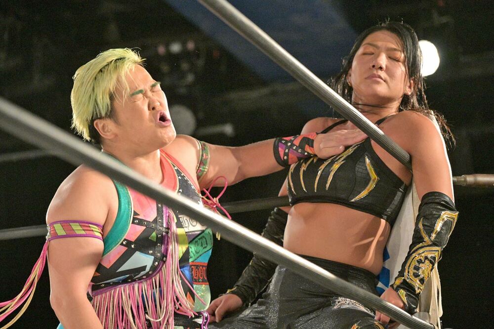 岩田美香(右)にチョップを連発する水波綾