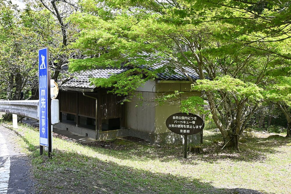 公衆トイレの裏手は木に囲まれうっそうとしている